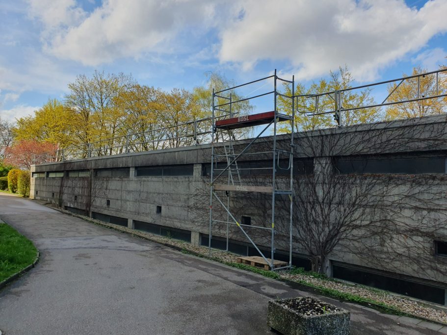 Parkgarage mit Gerüst Blick auf eine Baustelle mit Gerüst und Mauer